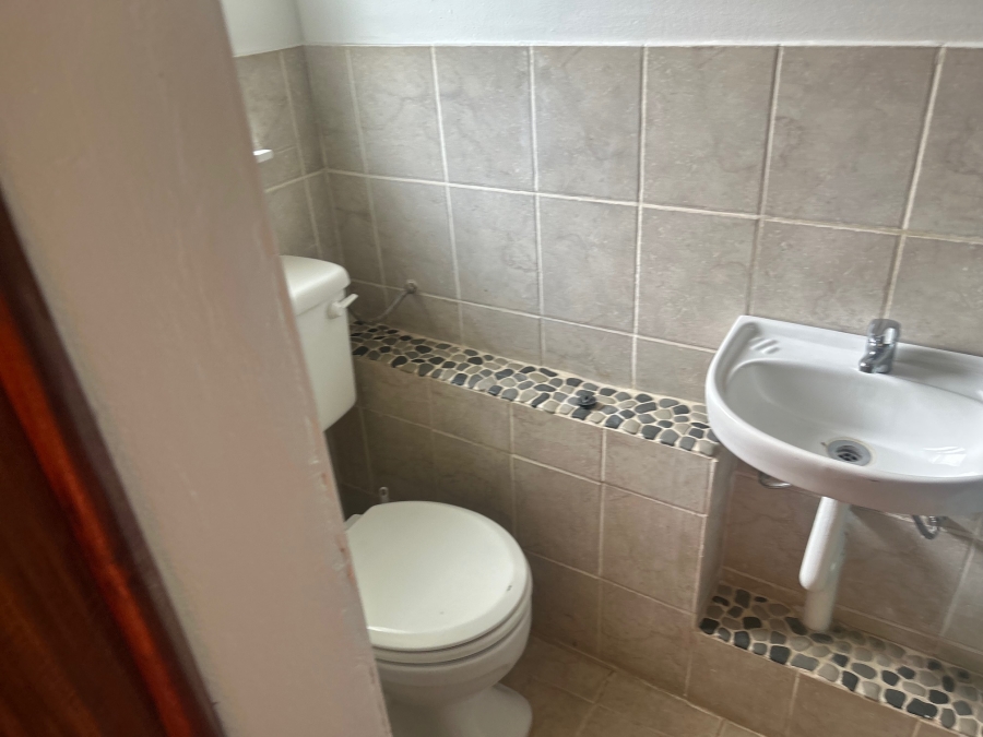 5 Bedroom Property for Sale in Viljoenskroon Free State